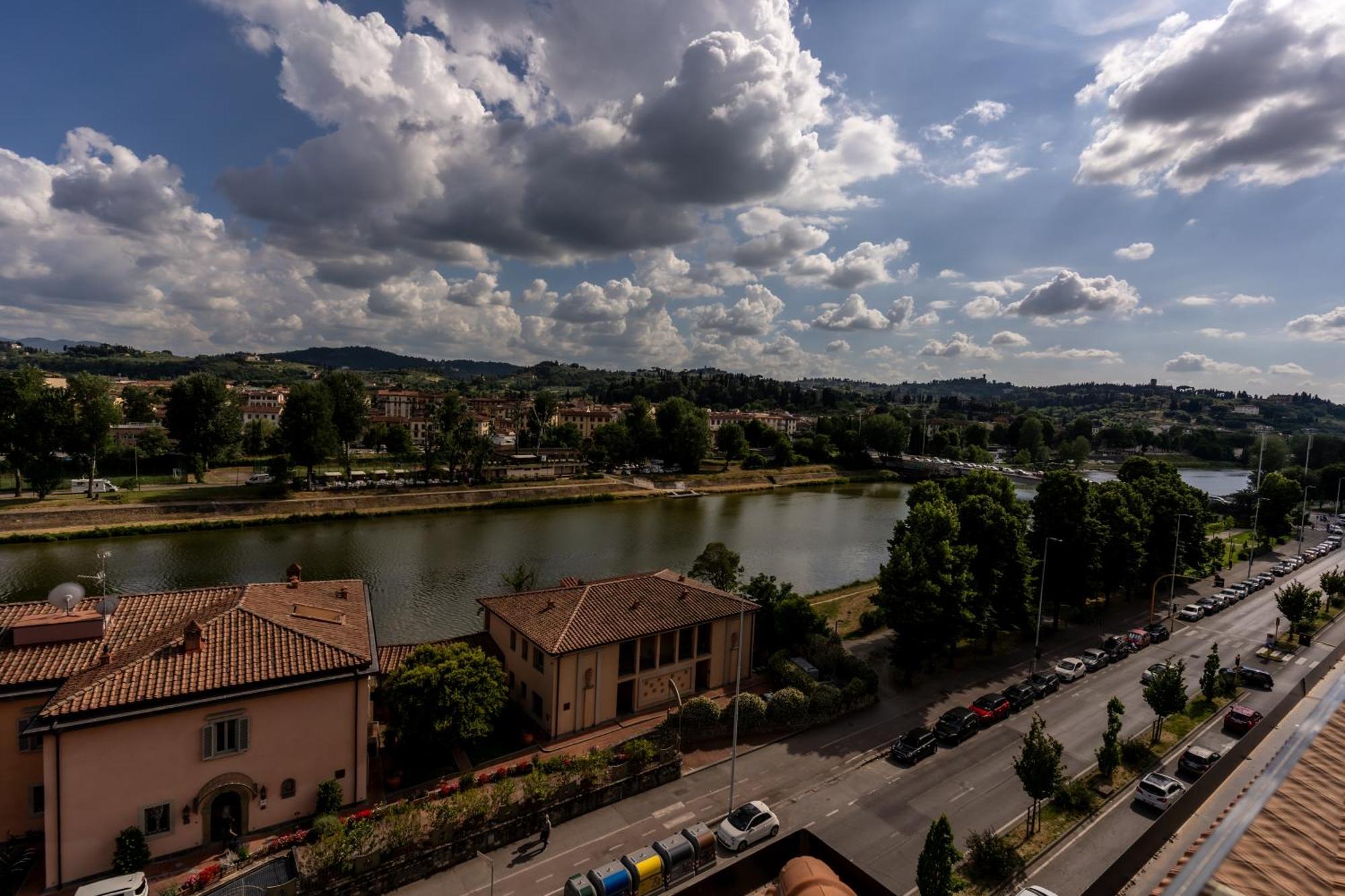 Columbus Urban Resort ฟลอเรนซ์ ภายนอก รูปภาพ The Garonne river in Toulouse